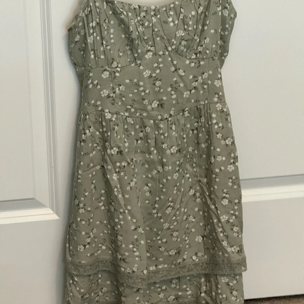 NWT-Hollister Green Mini Sundress With Embellished Flowers, Womens (XS) Clothing - Picture 13 of 13